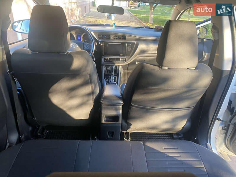 Хэтчбек Toyota Auris 2016 в Ракитном