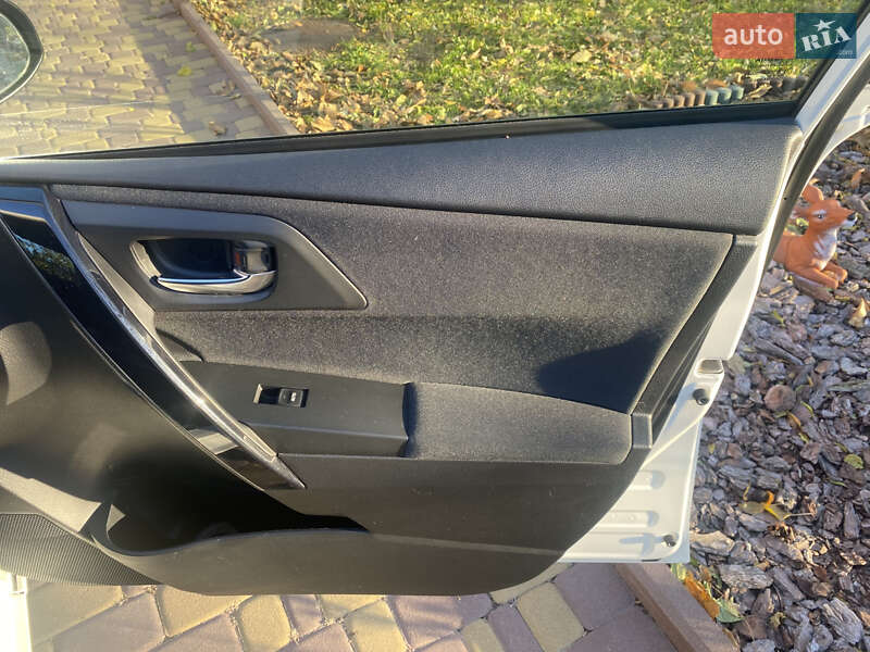 Хэтчбек Toyota Auris 2016 в Ракитном