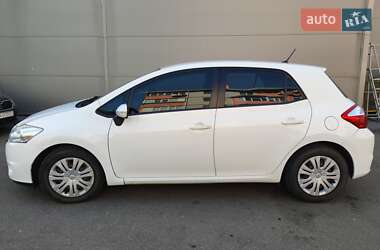 Хэтчбек Toyota Auris 2011 в 