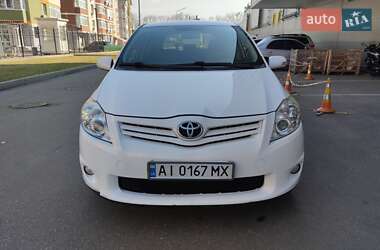 Хэтчбек Toyota Auris 2011 в 