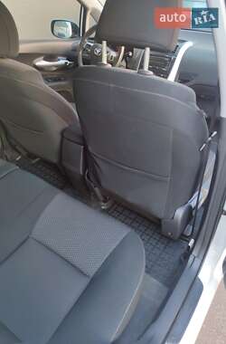 Хэтчбек Toyota Auris 2011 в 