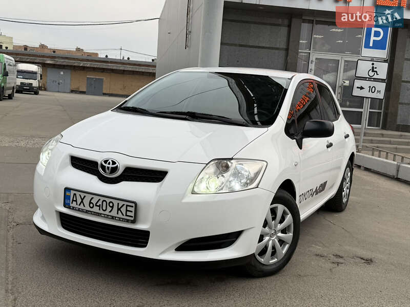 Хэтчбек Toyota Auris 2008 в 