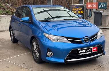 Хэтчбек Toyota Auris 2014 в 