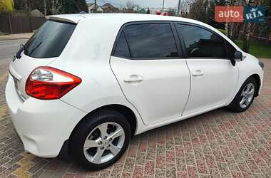 Хетчбек Toyota Auris 2012 в 