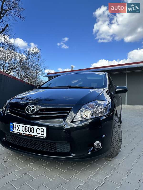 Хетчбек Toyota Auris 2011 в 