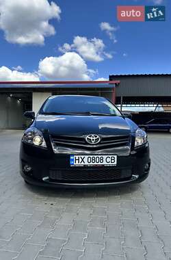 Хетчбек Toyota Auris 2011 в 