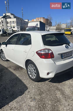 Хэтчбек Toyota Auris 2010 в 