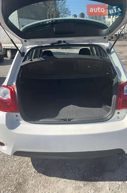 Хэтчбек Toyota Auris 2010 в 