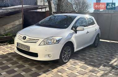 Хэтчбек Toyota Auris 2012 в 