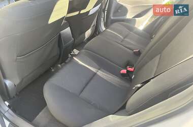 Хэтчбек Toyota Auris 2012 в 