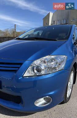Хэтчбек Toyota Auris 2012 в 