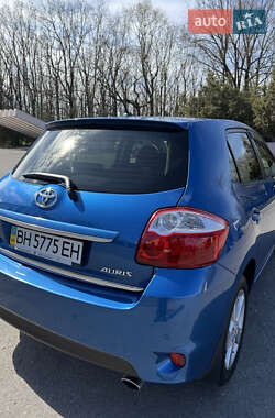 Хэтчбек Toyota Auris 2012 в 