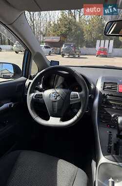 Хэтчбек Toyota Auris 2012 в 