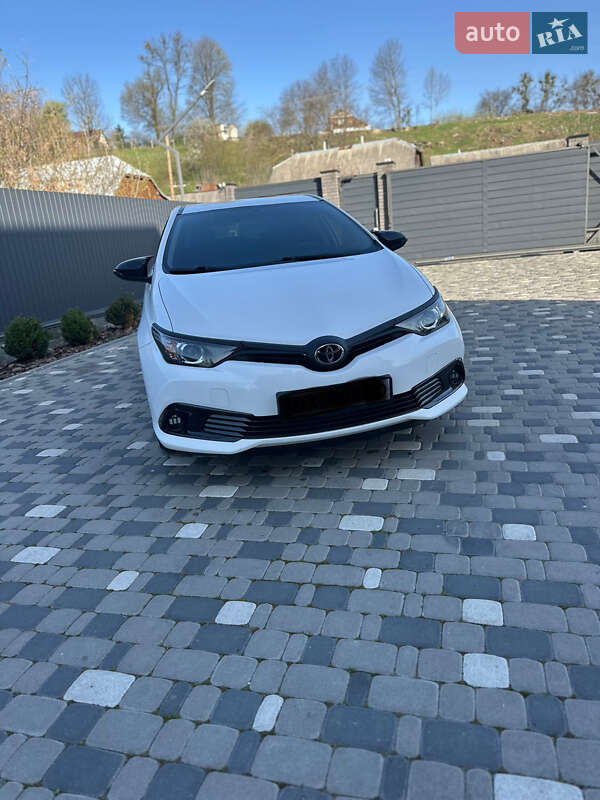 Універсал Toyota Auris 2015 в Радомишлі