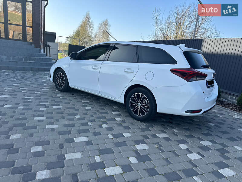 Універсал Toyota Auris 2015 в Радомишлі