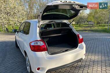 Хэтчбек Toyota Auris 2011 в 