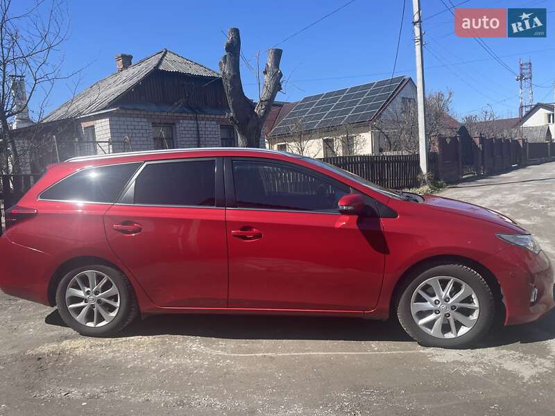 Універсал Toyota Auris 2013 в Звягелі