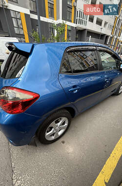 Хэтчбек Toyota Auris 2012 в 