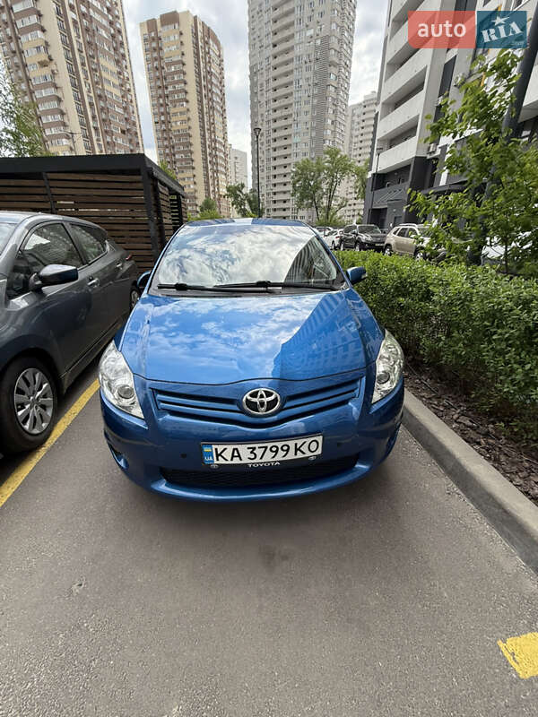 Хэтчбек Toyota Auris 2012 в 