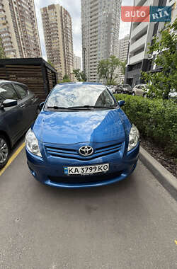 Хэтчбек Toyota Auris 2012 в 