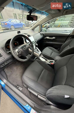 Хэтчбек Toyota Auris 2012 в 