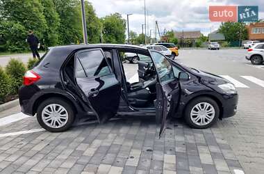 Хэтчбек Toyota Auris 2010 в 