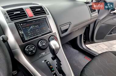 Хэтчбек Toyota Auris 2010 в 