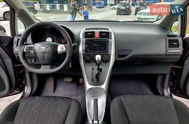 Хэтчбек Toyota Auris 2010 в 