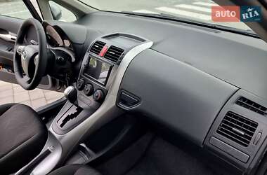 Хэтчбек Toyota Auris 2010 в 