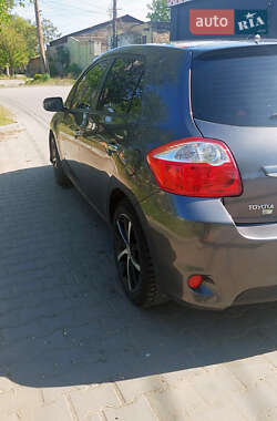 Хетчбек Toyota Auris 2011 в 