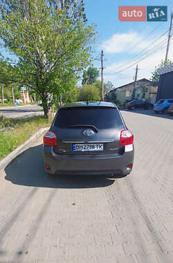 Хетчбек Toyota Auris 2011 в 