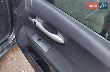Хетчбек Toyota Auris 2011 в 