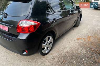 Хетчбек Toyota Auris 2011 в 