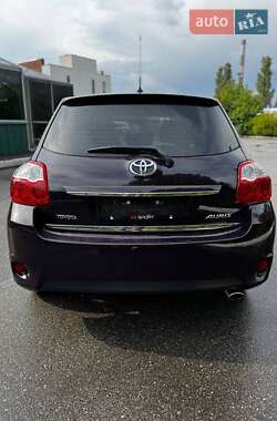 Хэтчбек Toyota Auris 2010 в 