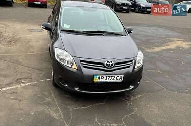 Хэтчбек Toyota Auris 2011 в 