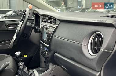 Хэтчбек Toyota Auris 2014 в 