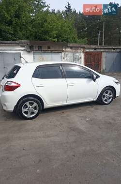Хэтчбек Toyota Auris 2011 в 