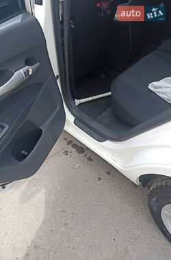 Хэтчбек Toyota Auris 2011 в 