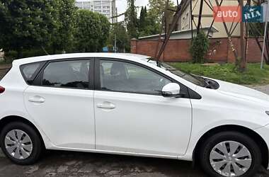Хэтчбек Toyota Auris 2013 в 