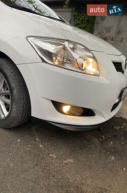 Хэтчбек Toyota Auris 2009 в 
