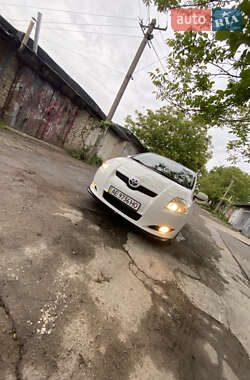 Хэтчбек Toyota Auris 2009 в 