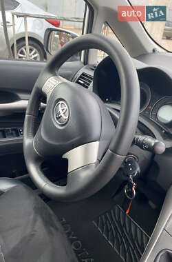 Хэтчбек Toyota Auris 2009 в 