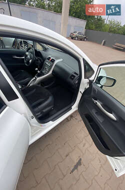 Хэтчбек Toyota Auris 2009 в 
