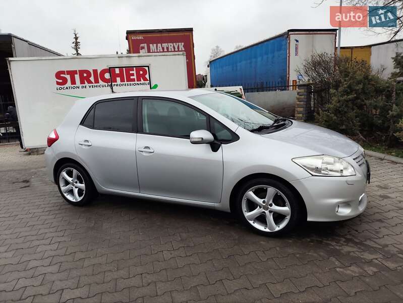 Хэтчбек Toyota Auris 2011 в 