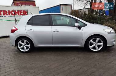 Хэтчбек Toyota Auris 2011 в 