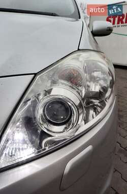 Хэтчбек Toyota Auris 2011 в 