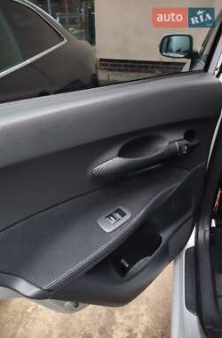 Хэтчбек Toyota Auris 2011 в 