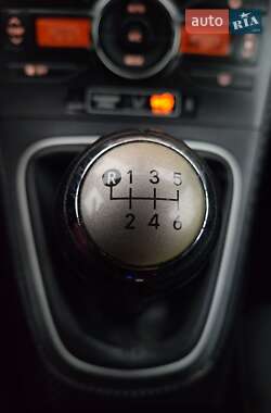 Хэтчбек Toyota Auris 2011 в 
