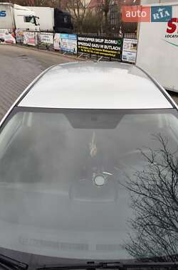 Хэтчбек Toyota Auris 2011 в 