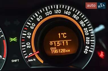 Хэтчбек Toyota Auris 2011 в 